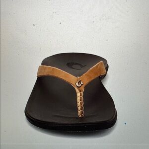 OluKai Ho’opio Malua Flip Flip in gold sz 10 almost new